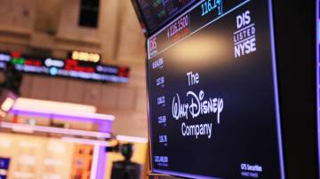 O logo da Walt Disney Company é exibido enquanto os traders trabalham no pregão da Bolsa de Valores de Nova York (Michael M. Santiago/Getty Images)