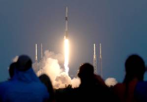 SpaceX lança foguete Falcon 9 com satélites Starlink (Joe Raedle/Getty Images)