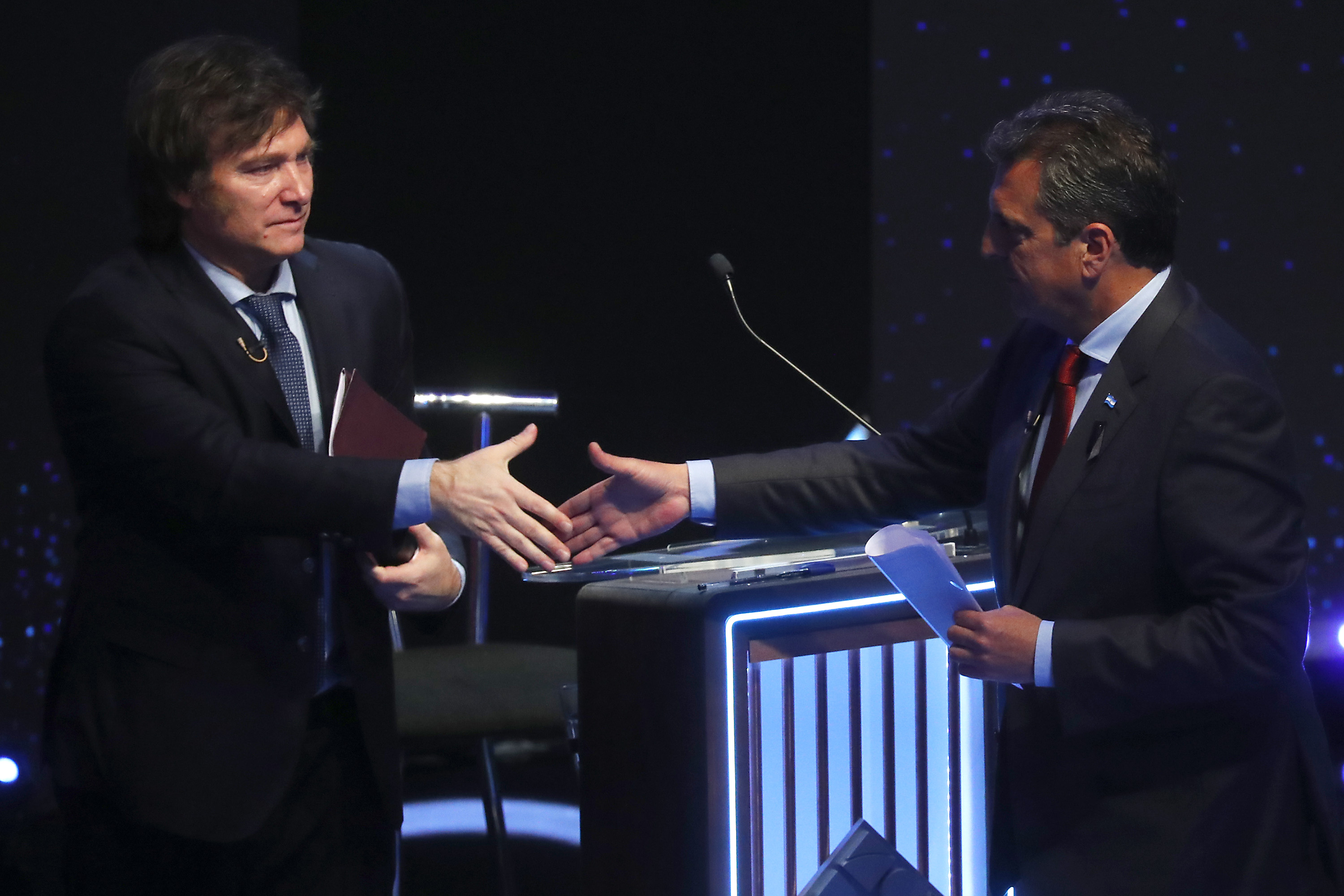 O candidato presidencial do Union Por La Patria Sergio Massa fala ao lado do candidato presidencial do La Libertad Avanza Javier Milei durante o debate presidencial antes do segundo turno em 12 de novembro de 2023 em Buenos Aires, Argentina. Os argentinos irão às urnas para o segundo turno entre Javier Milei e Sergio Massa em 19 de novembro.
(Foto: Getty Images)