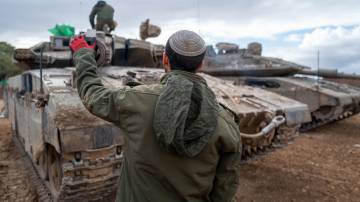Membros das Forças de Defesa de Israel trabalham em uma área de espera perto da fronteira de Gaza (Spencer Platt/Getty Images)