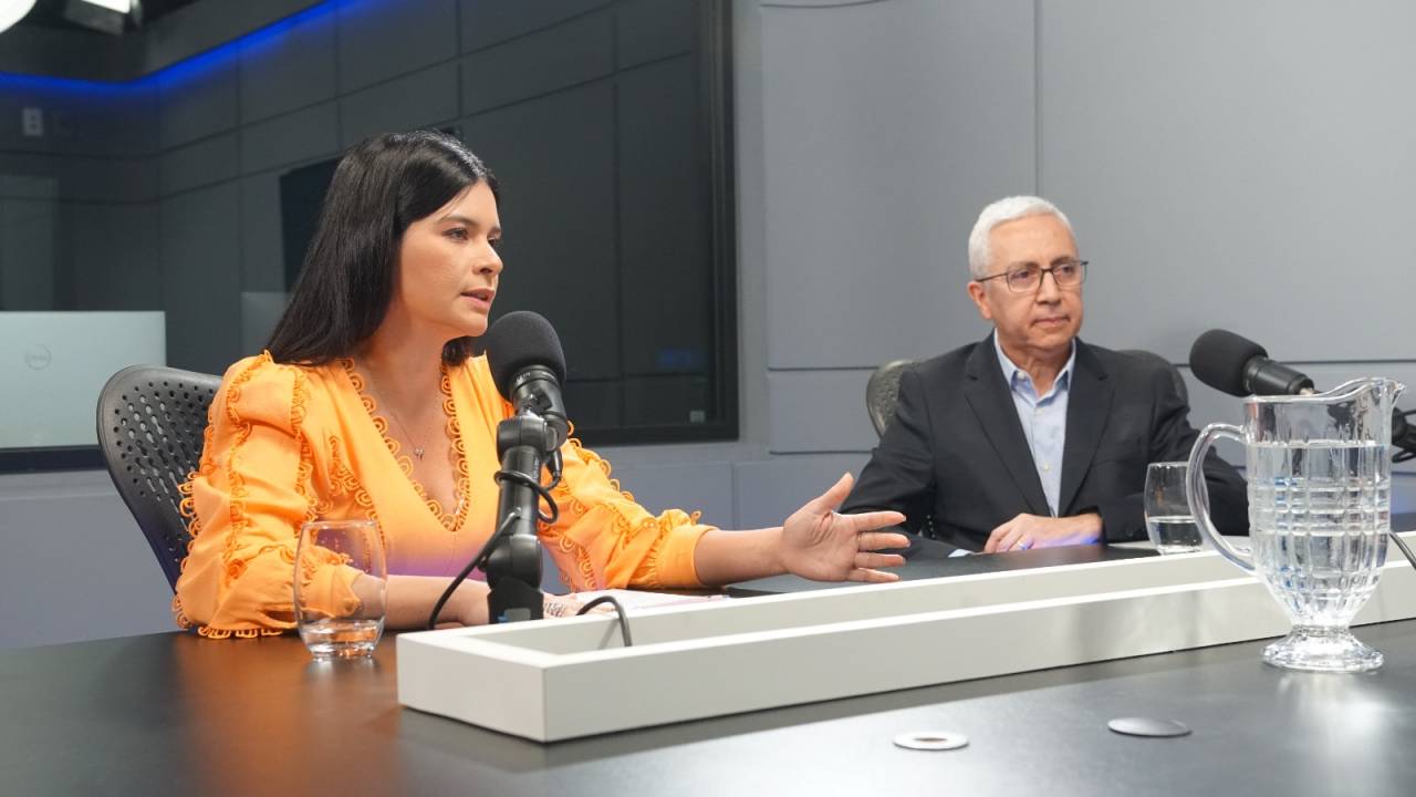 Bruna Veneziano, diretora de Marketing e Antonio Carlos Sousa, CEO da Skala Cosméticos, em entrevista ao podcast Do Zero ao Topo. (Foto: InfoMoney)