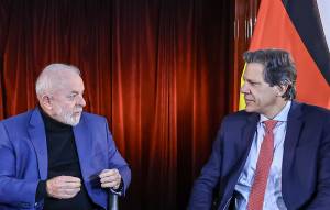 O presidente Luiz Inácio Lula da Silva (PT) e o ministro da Fazenda, Fernando Haddad (PT), durante o programa "Conversa com o Presidente", transmitido nas redes sociais (Foto: Ricardo Stuckert / PR)