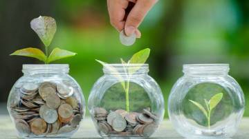 Foto de stock de Moeda da árvore vidro frasco planta crescendo de moedas fora a poupança de dinheiro de jarra de vidro e o conceito de investimento financeiro