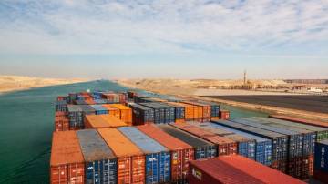 Contêineres empilhados em cima de um navio de carga navegando no Canal de Suez, Mar Vermelho, Egito (Camille Delbos/Art In All of Us/Corbis via Getty Images)