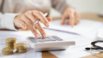 Foto de stock de Mulher de negócios usando calculadora para gerenciar finanças