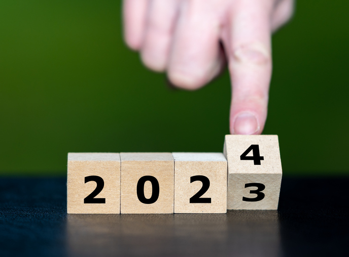 Foto de stock de Mão vira cubo e muda do ano de 2023 para o ano de 2024.