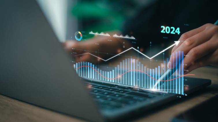 Foto de stock de Empresária analisa rentabilidade de empresa que trabalha com gráficos de tela virtual digital, positivos, 2024 Planejamento investir indicadores de longo prazo. calcula os investimentos em dados financeiros.