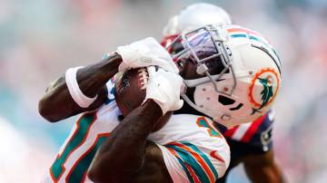 Tyreek Hill, do Miami Dolphins, consegue um touchdown durante jogo contra o New England Patriots (Rich Story/Getty Images)