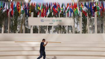 Um trabalhador passa por um degrau para a foto de grupo de chefes de estado antes da cerimônia de abertura da Conferência Climática COP28 da UNFCCC na Expo City Dubai em 30 de novembro de 2023 em Dubai, Emirados Árabes Unidos