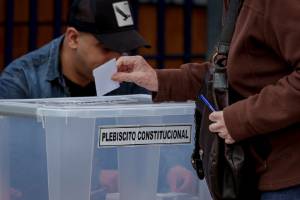 Mulher vota nas Eleições Constitucionais em 17 de dezembro de 2023 em Santiago, Chile (Sebastián Vivallo Oñate/Agencia Makro/Getty Images)