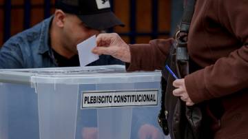 Mulher vota nas Eleições Constitucionais em 17 de dezembro de 2023 em Santiago, Chile (Sebastián Vivallo Oñate/Agencia Makro/Getty Images)
