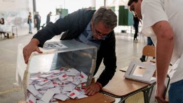 Membros das seções eleitorais abrem as urnas durante as Eleições Constitucionais de 2023, em 17 de dezembro de 2023, em Santiago, Chile (Sebastián Vivallo Oñate/Agencia Makro/Getty Images)