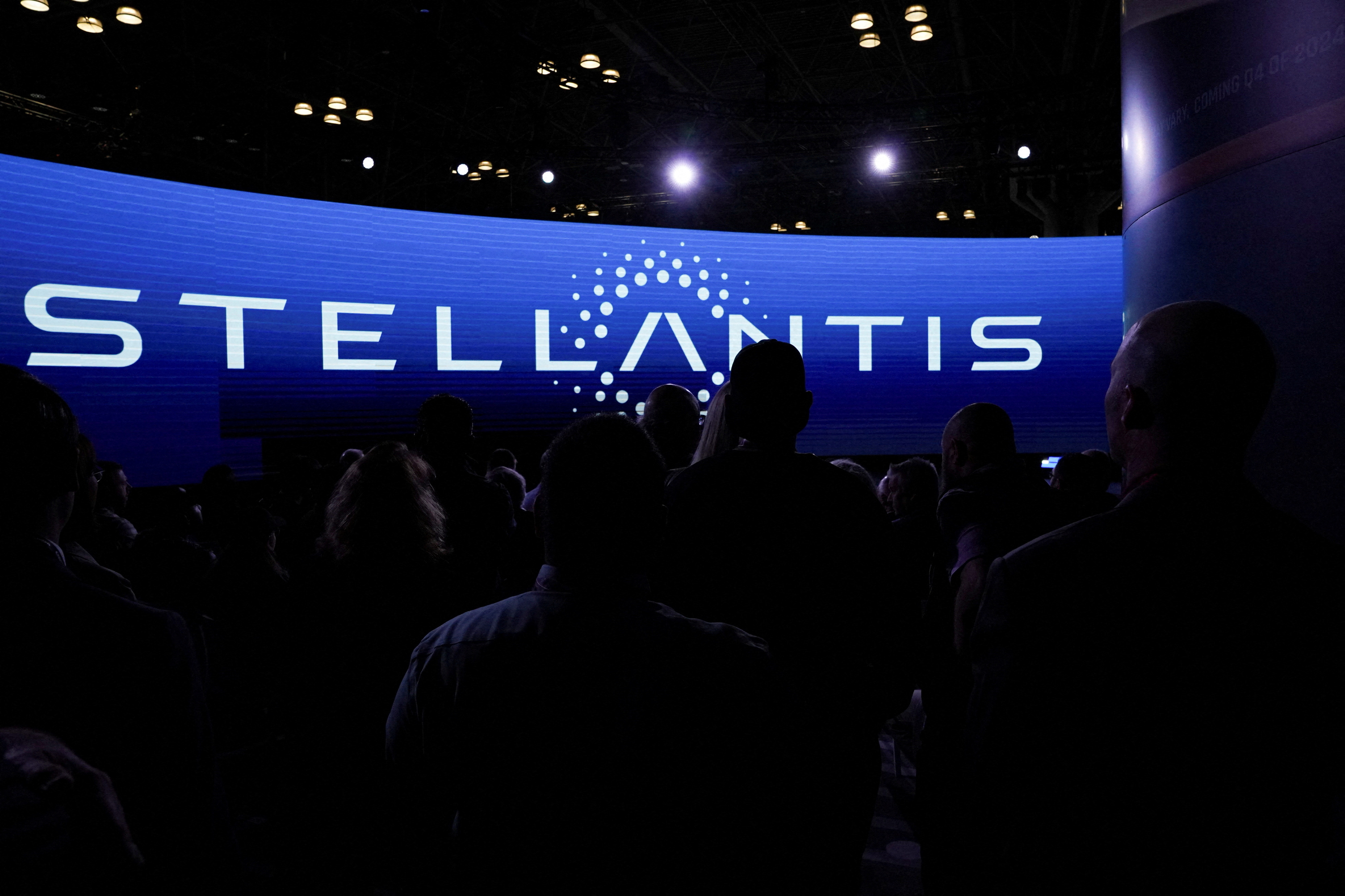 Stellantis faz recall global de 1,3 mi de Jeeps e recomenda 