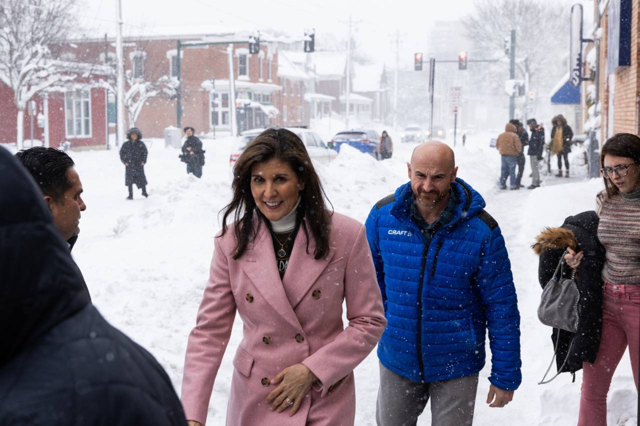 Nikki Haley participa de evento de campanha na neve em Iowa City no sábado (Bloomberg)