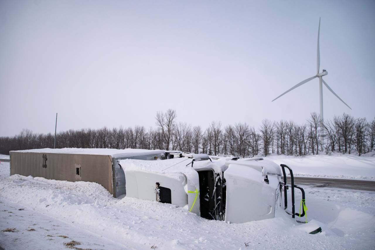 Trailer tombado em rodovia após tempestade de neve em Atlantic, Iowa, no sábado