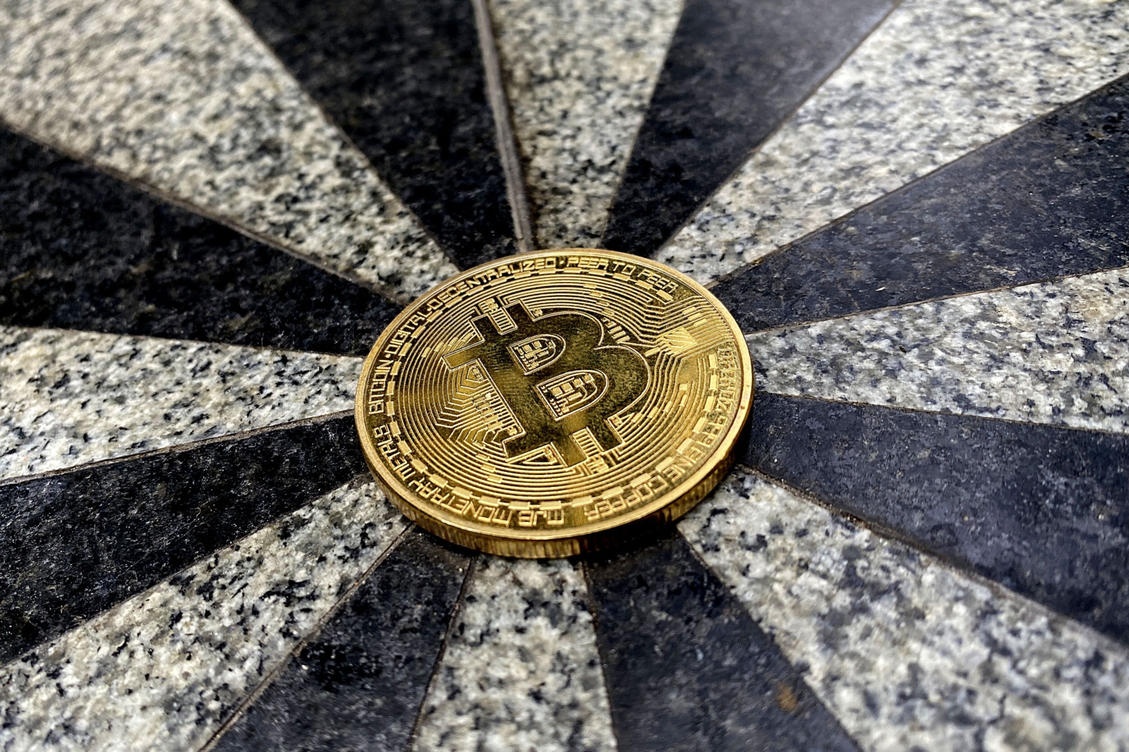 Bitcoin supera US$ 52 mil e capitalização das criptomoedas bate US$ 2 trilhões
