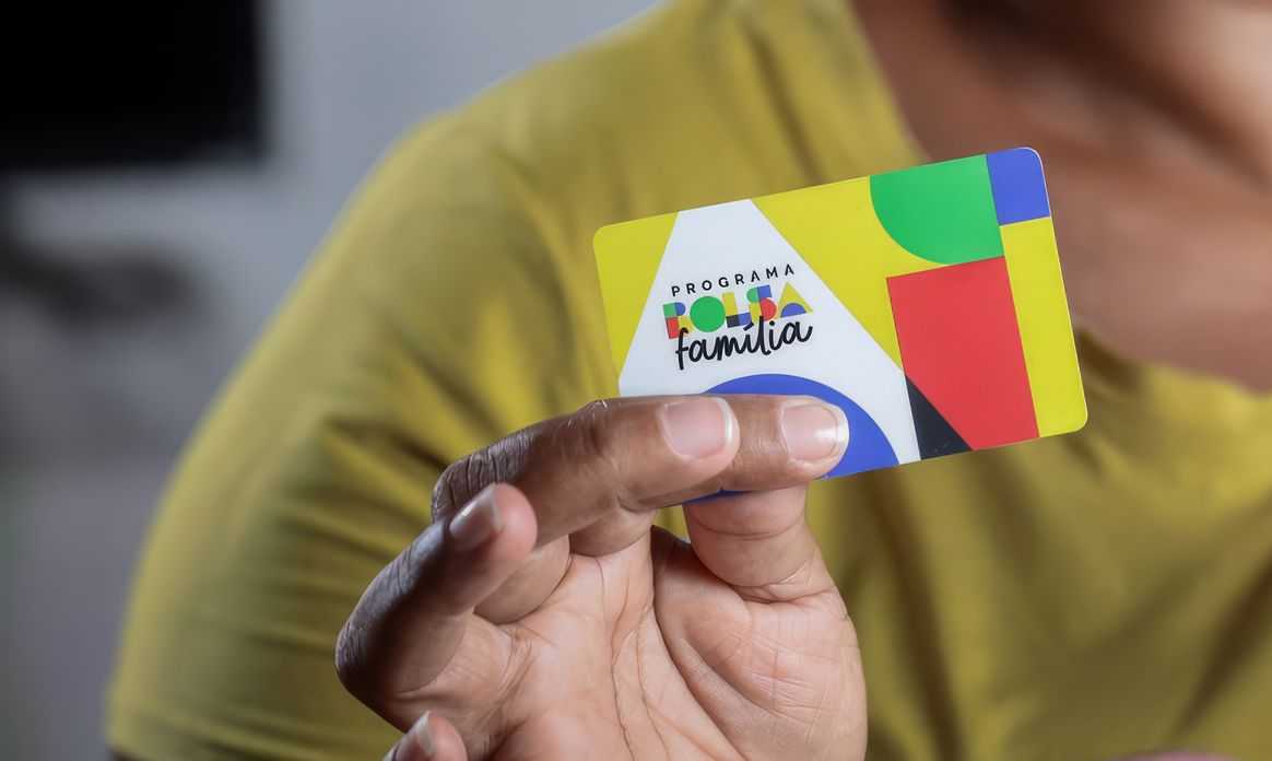 Caixa paga Bolsa Fam&iacute;lia a benefici&aacute;rios com NIS de final 3