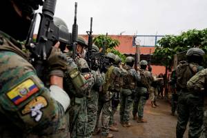 Soldados em prisão de Guayaquil, no Equador 9/2/2024 REUTERS/Santiago Arcos