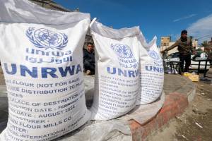 Palestinos desalojados aguardam para receber alimentos da agência da ONU para os refugiados palestinos em Rafah, na Faixa de Gaza 07/03/2024 REUTERS/Mohammed Salem