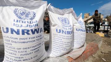 Palestinos desalojados aguardam para receber alimentos da agência da ONU para os refugiados palestinos em Rafah, na Faixa de Gaza 07/03/2024 REUTERS/Mohammed Salem