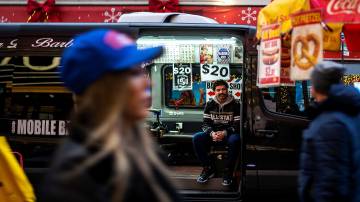 Barbeiro independente aguarda clientes em rua de Nova York 25/12/2023. REUTERS/Eduardo Munoz/File Photo