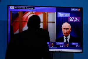 TV mostra vitória eleitoral de Vladimir Putin em Moscou 17/3/2024 REUTERS/Maxim Shemetov