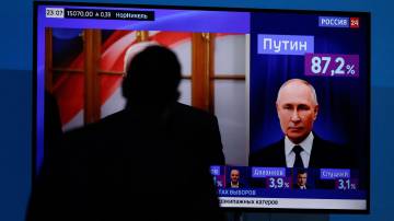 TV mostra vitória eleitoral de Vladimir Putin em Moscou 17/3/2024 REUTERS/Maxim Shemetov