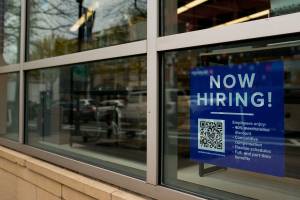 Anúncio de vaga de trabalho em Arlington, EUA 07/04/2023. REUTERS/Elizabeth Frantz/File Photo