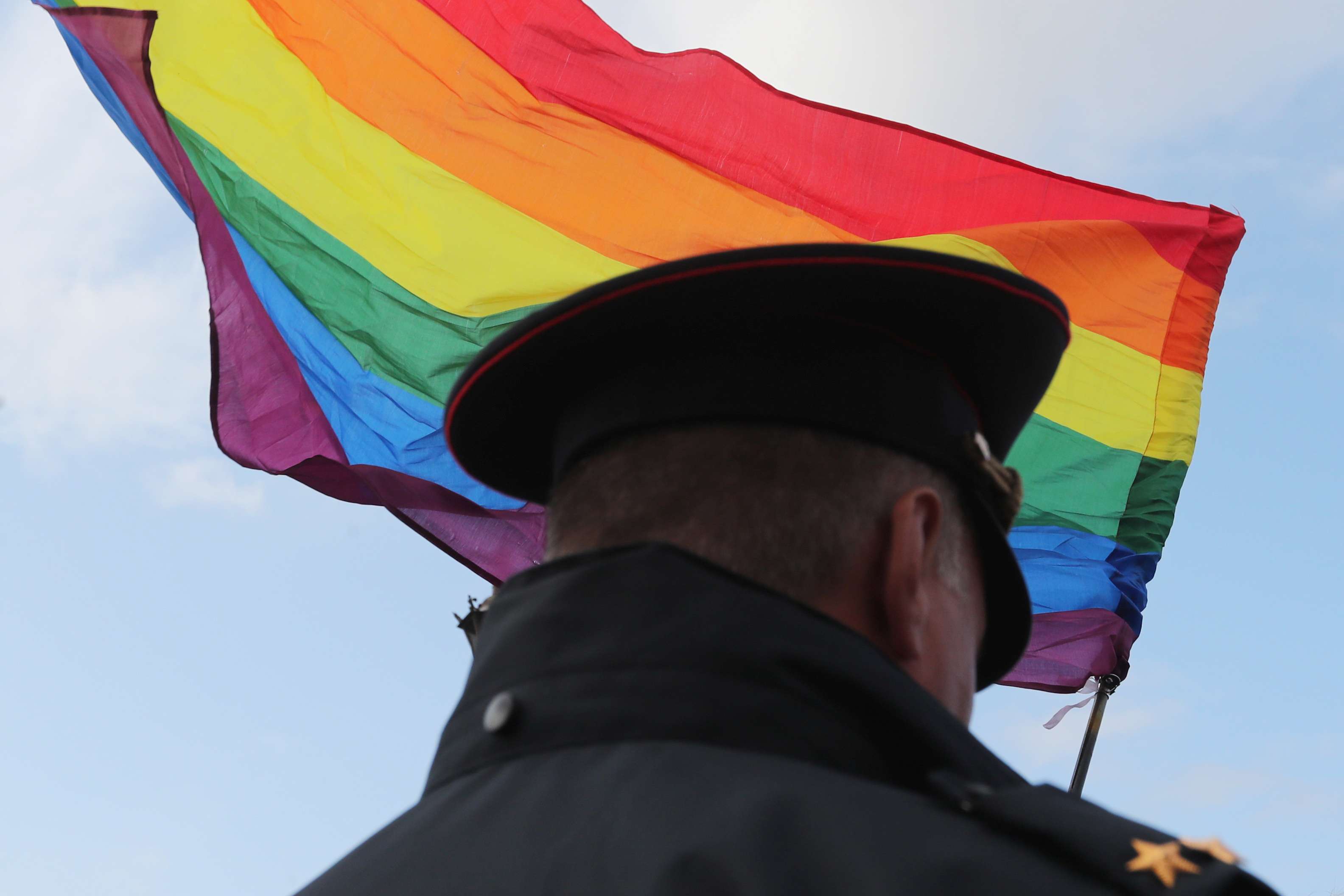 Agente de segurança observa evento da comunidade LGBTQIAP+ em São Petersburgo - 3/8/2019 (Reuters/Anton Vaganov)