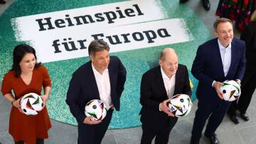 Autoridades, como o chanceler Olaf Scholz (3º à dir.) em cerimônia da Eurocopa, em Berlim - 06/03/2024 (Reuters/Lisi Niesner)