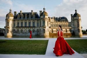 Modelos apresentam criações do designer Pierpaolo Piccioli em desfile de alta costura para a grife Valentino, no Chateau de Chantilly, perto de Paris, França (Sarah Meyssonnier/Reuters)