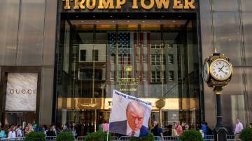 Bandeira com a foto de Donald Trump na frente da Trump Tower 01/10/2023. REUTERS/David 'Dee' Delgado/file photo