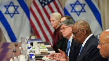 O secretário de Defesa dos EUA, Lloyd Austin, fala durante reunião com o ministro da Defesa de Israel, Yoav Gallant (não retratado) no Pentágono, em Washington 26/03/2024 REUTERS/Kevin Lamarque