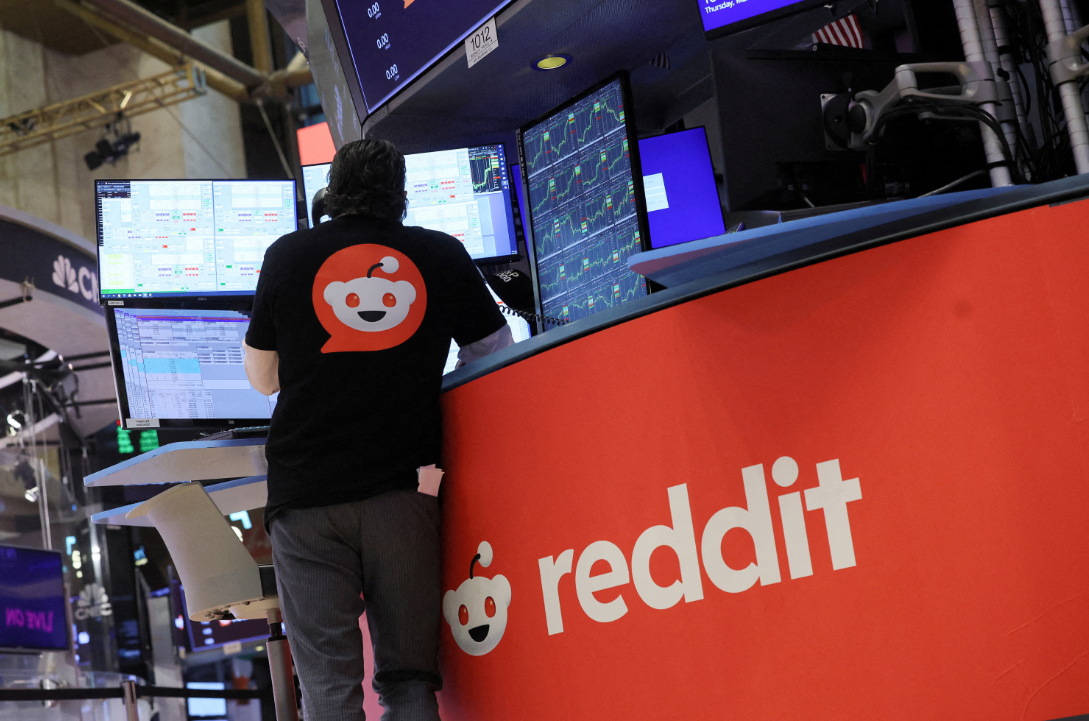 Operador com camiseta do Reddit na Bolsa de Nova York