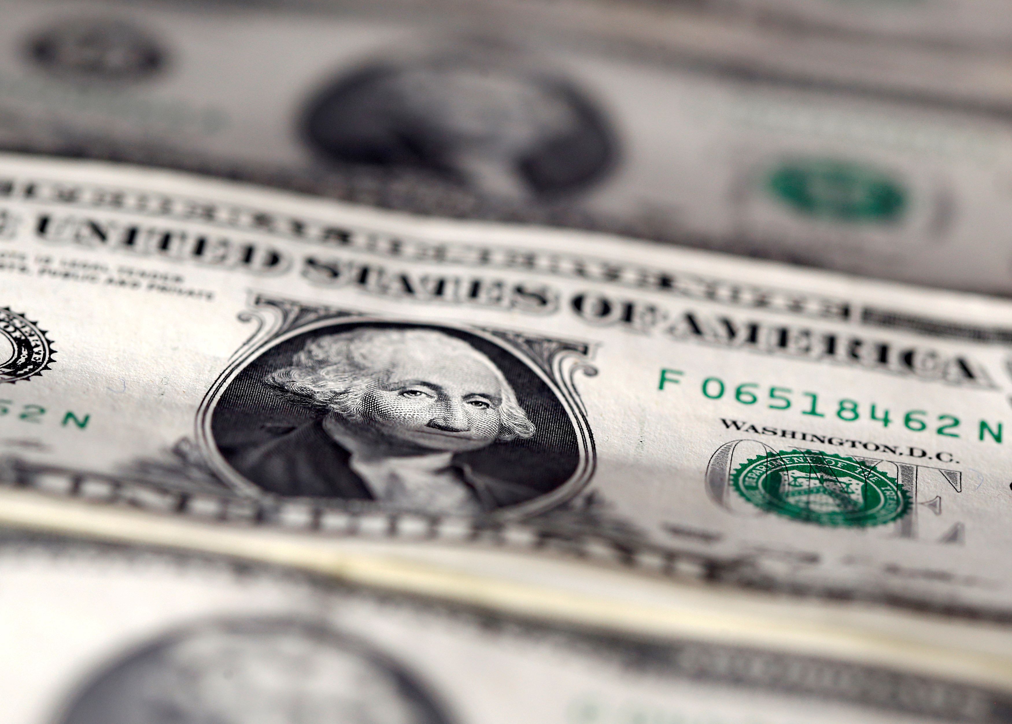Dólar caminha para o seu melhor desempenho em um ano, com cortes adiados pelo Fed