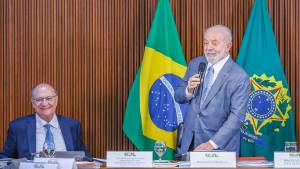 Luiz Inácio Lula da Silva (PT), ao lado do vice-presidente Geraldo Alckmin (PSB), em reunião ministerial no Palácio do Planalto (Foto: Ricardo Stuckert/PR