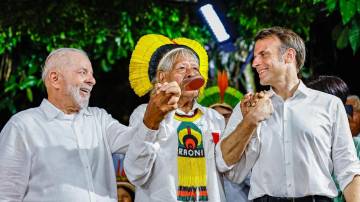Lula, cacique Raoni e o presidente da França, Emmanuel Macron (Foto: Ricardo Stuckert/PR)