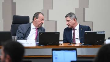 Omar Aziz, presidente da CPI da Braskem, e Rogério Carvalho, relator da comissão (Foto: Edilson Rodrigues/Agência Senado)