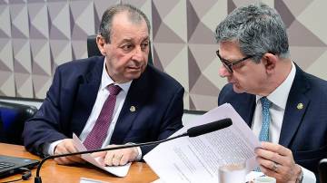 O presidente da CPI, Omar Aziz, e o relator, Rogério Carvalho, que questionou o baixo valor das multas (Foto: Pedro França/Agência Senado)