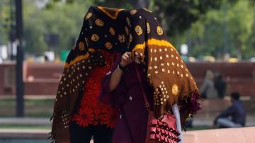 Mulheres se abrigam do sol em Nova Delhi 15/05/2023 REUTERS/Anushree Fadnavis