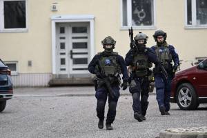 Polícia em escola de Vantaa, na Finlândia 2/4/2024 Lehtikuva/MARKKU ULANDER via REUTERS