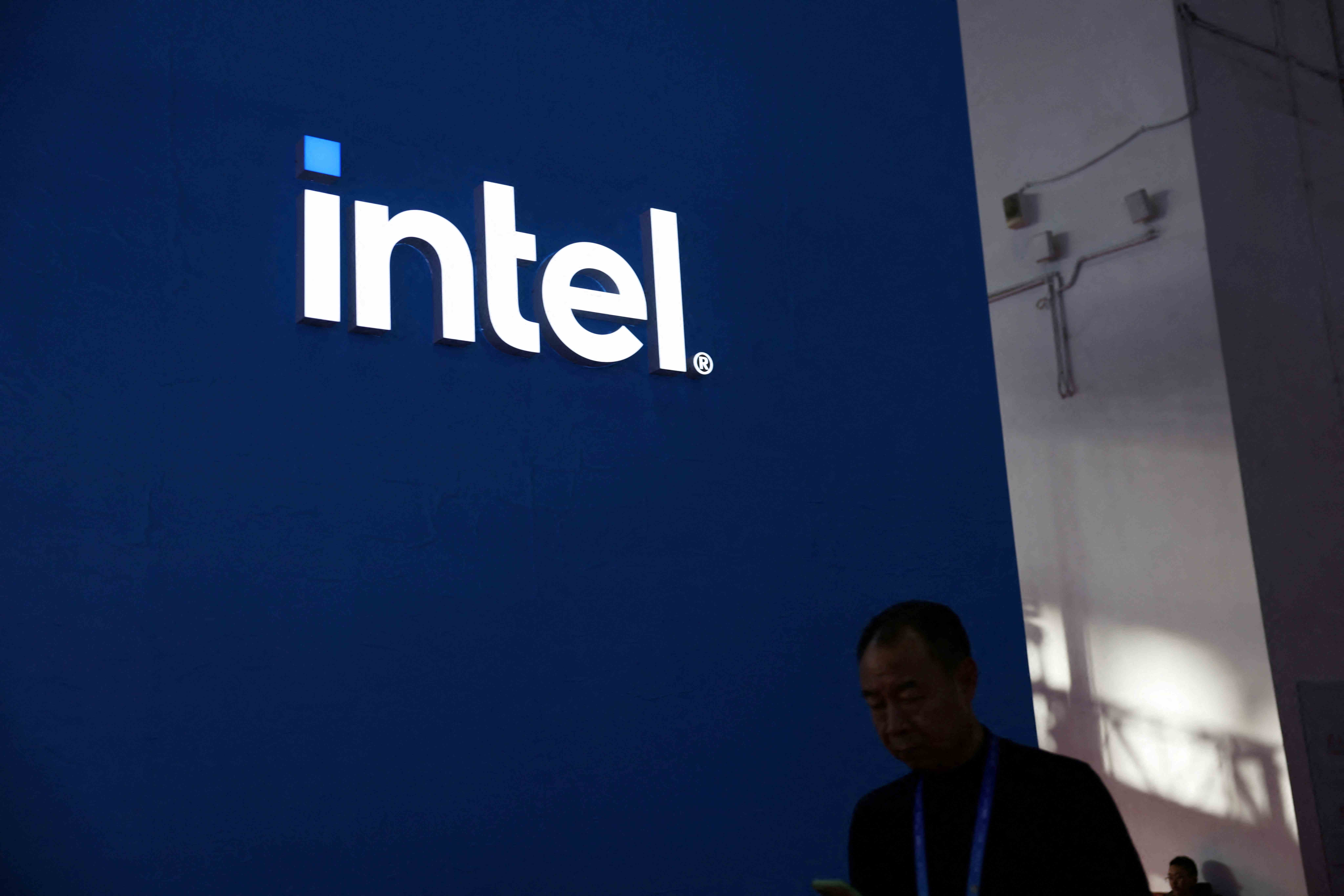 Logo da Intel em conferência internacional em Pequim, China 28/11/2023 REUTERS/Florence Lo/Arquivo