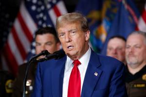 O candidato presidencial republicano e ex-presidente dos EUA, Donald Trump, fala durante comício em Grand Rapids, Michigan, EUA 02/04/2024 REUTERS/Rebecca Cook