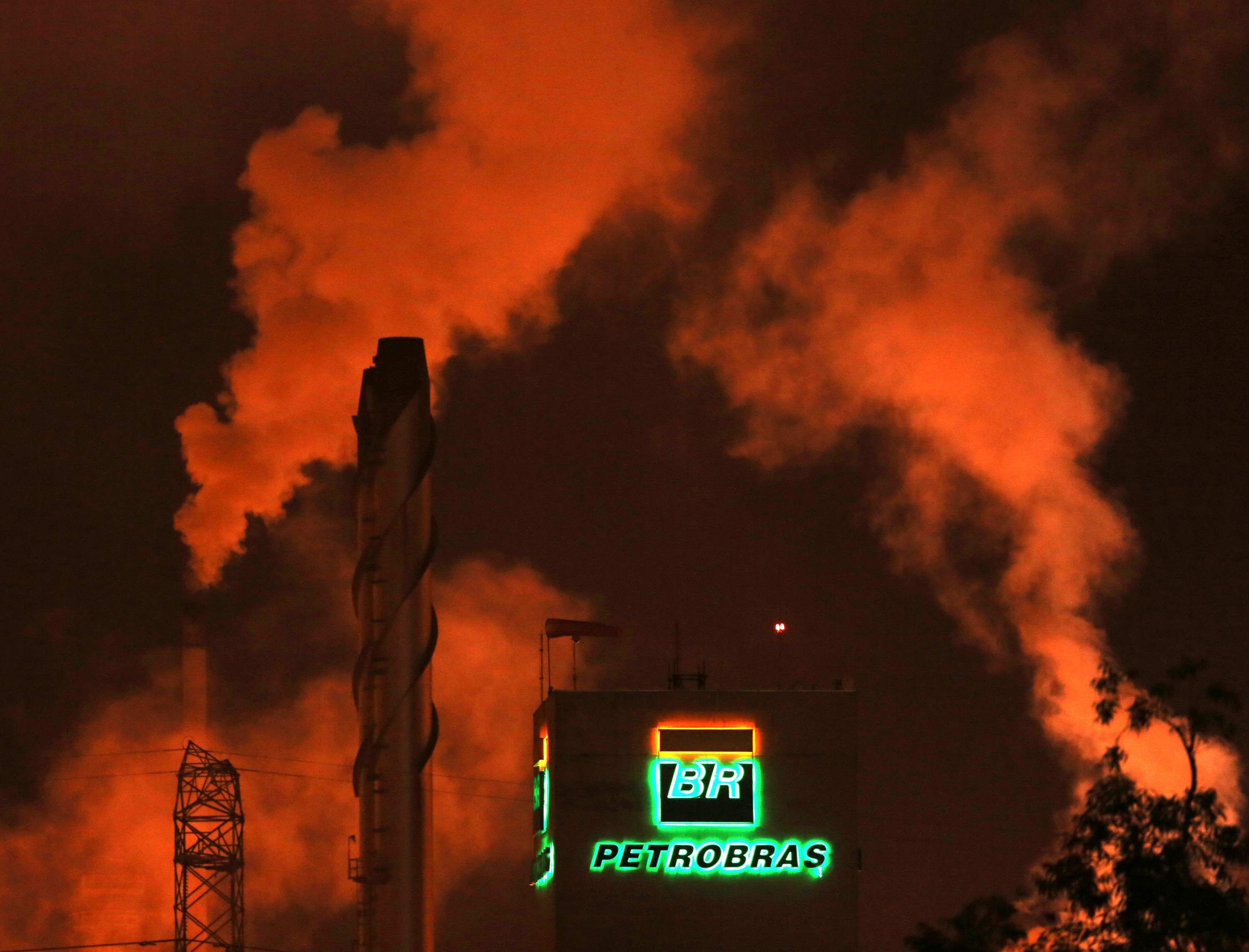 Logo da Petrobras em refinaria de Cubatão 24/02/2015 REUTERS/Paulo Whitaker