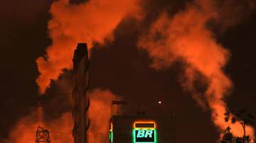 Logo da Petrobras em refinaria de Cubatão 24/02/2015 REUTERS/Paulo Whitaker