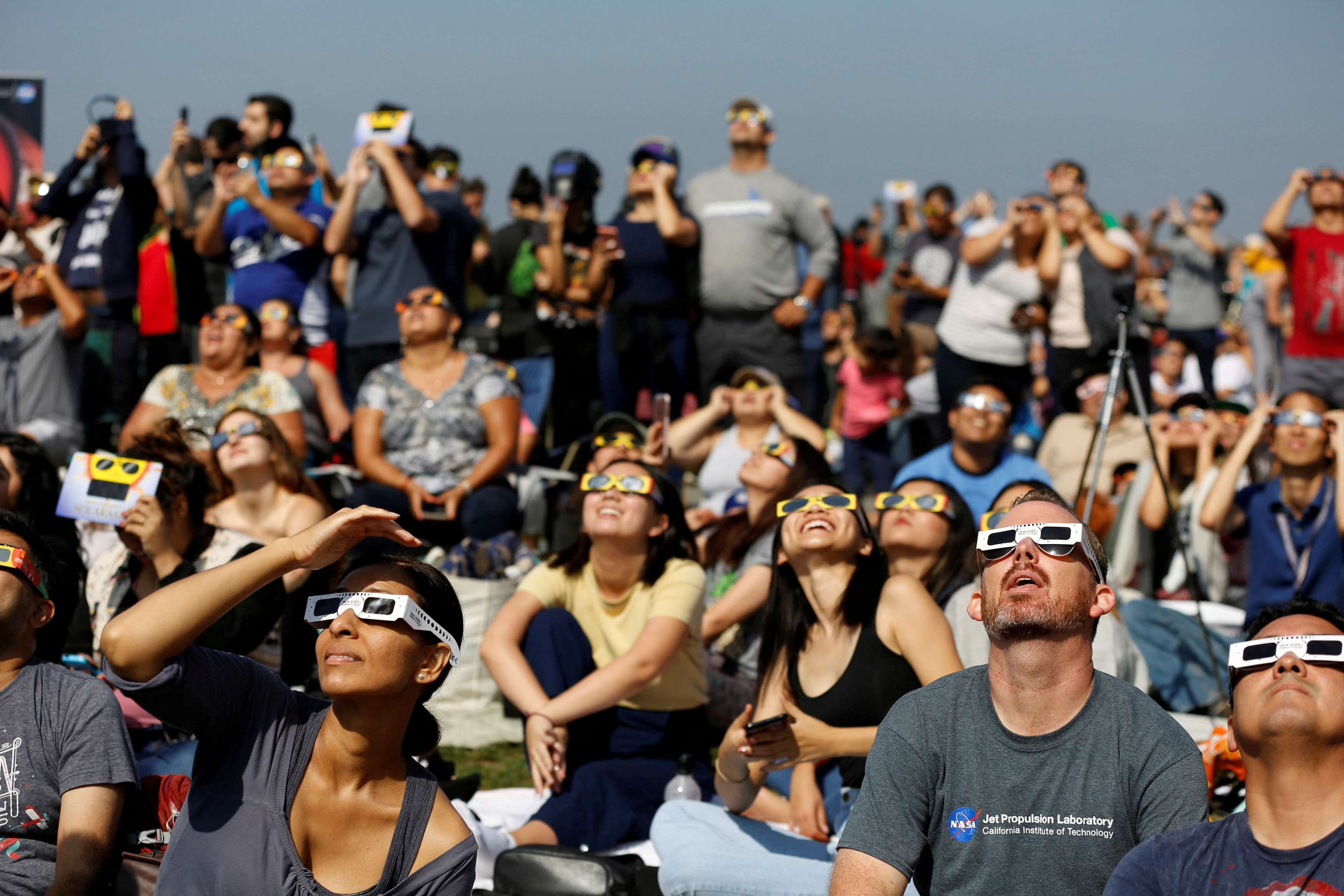 Pessoas observam eclipse solar em Los Angeles 21/8/2017 REUTERS/Mario Anzuoni