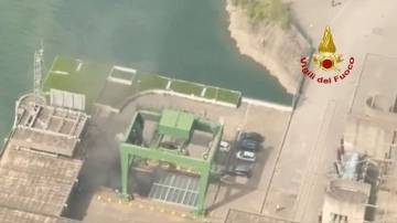Fumaça é vista após explosão em usina hidrelétrica em Bargi, em imagem obtida de vídeo 09/04/2024 Vigili del Fuoco/Divulgação via REUTERS