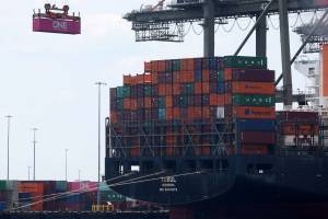 Navio de carga é carregado com contêineres no Porto Elizabeth, Nova Jersey, EUA 12/07/2023 REUTERS/Mike Segar/Arquivo