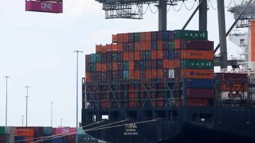Navio de carga é carregado com contêineres no Porto Elizabeth, Nova Jersey, EUA 12/07/2023 REUTERS/Mike Segar/Arquivo
