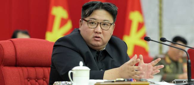 O líder norte-coreano Kim Jong Un participa da 19ª reunião ampliada do gabinete político do 8º Comitê Central do Partido dos Trabalhadores da Coreia 23/01/2024 KCNA via REUTERS
